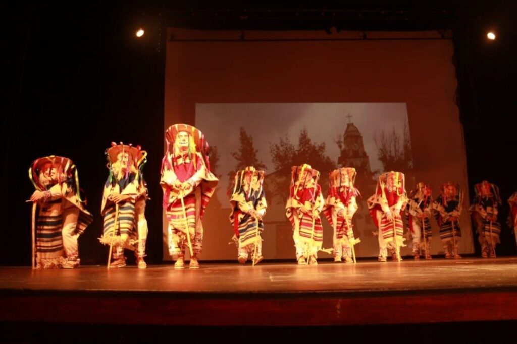 NIÑOS BAILANDO FOLKLOR