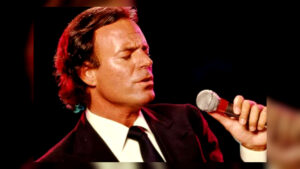 Julio Iglesias durante presentación musical en vivo