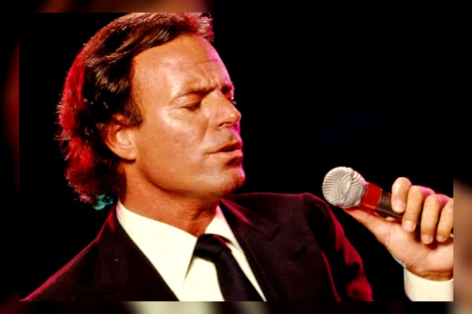 Julio Iglesias durante presentación musical en vivo
