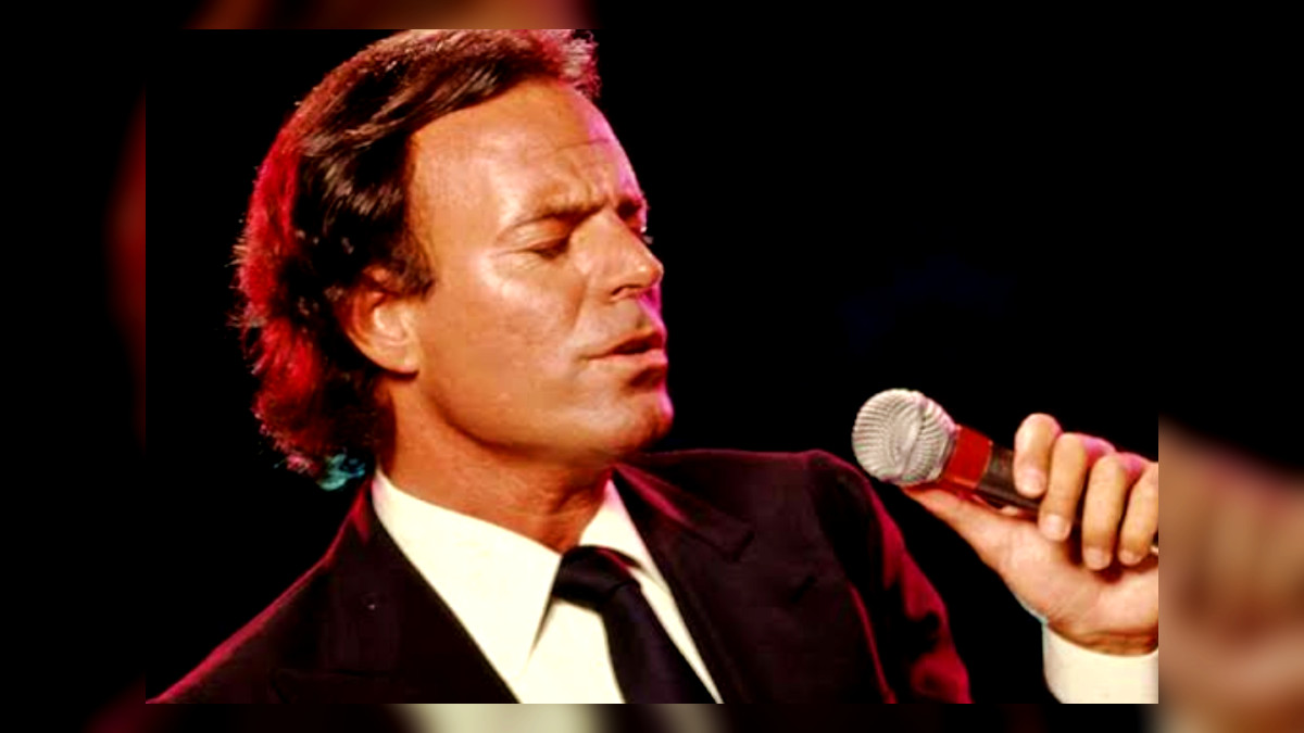 Julio Iglesias durante presentación musical en vivo